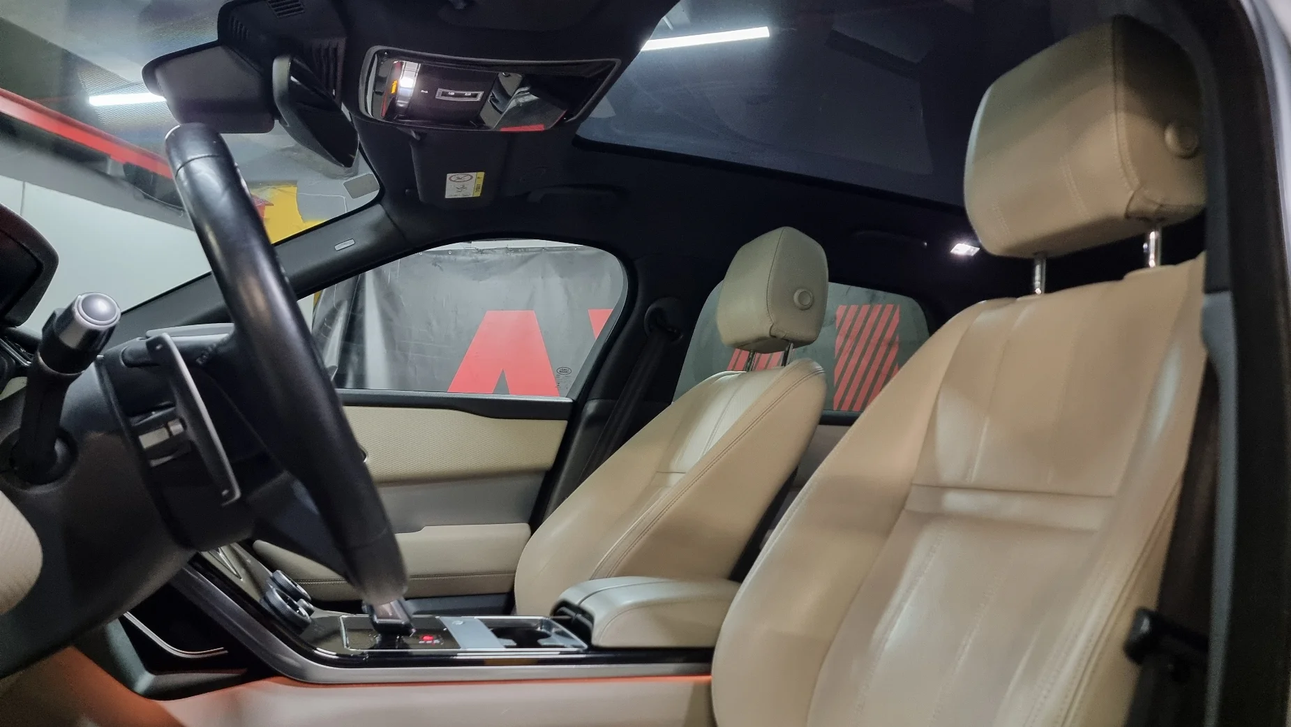 Land Rover Velar photo